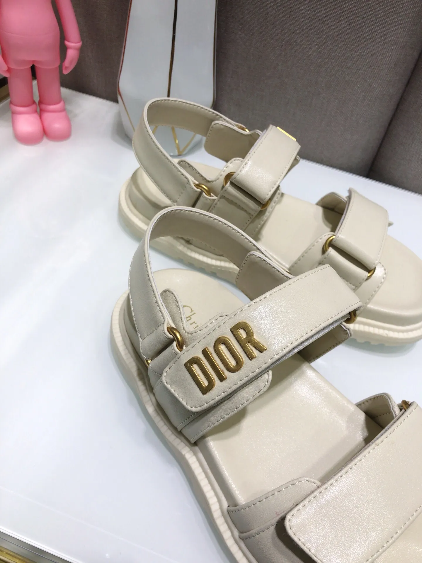 👟👟Ex-factory price👟👟Ex-factory price 460👟👟 Women's shoes factory Dior Dior 2021 spring and summer catwalk new style Ract thick-soled casual women's shoes CD letter logo hardware buckle open-toe sandals Stars' same style flat-bottomed round-toe retro beach shoes Top version on the market Material: Upper imported calfskin/imported metal cowhide + cowhide feet + water-dyed sheepskin lining + original molded T👟👟Ex-factory price👟👟Ex-factory price U outsole Size: 35-40 (40 customization is not returnable)